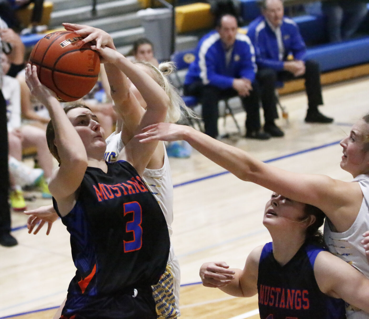 Bulldogs and Mustangs split close games